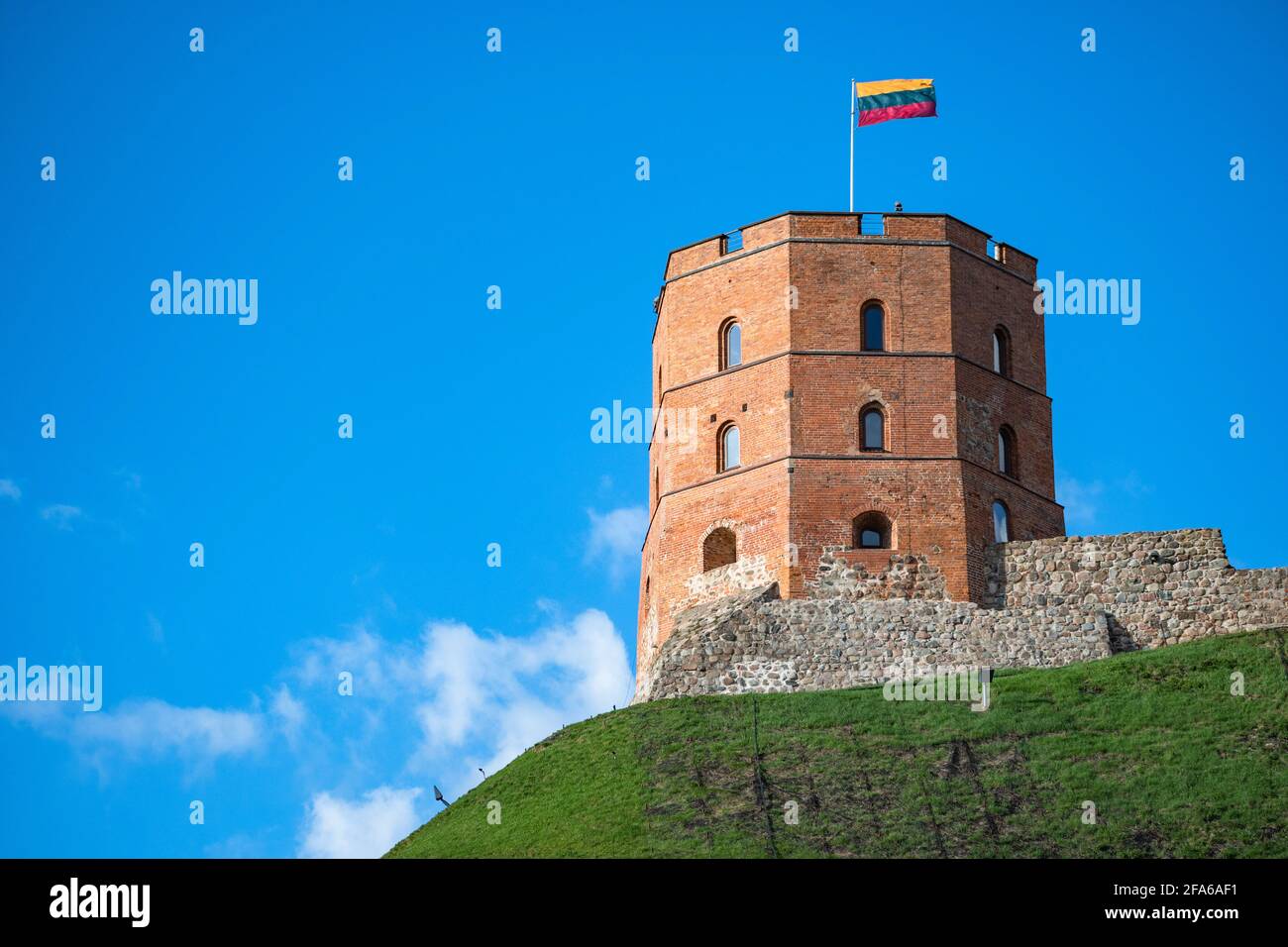 Tour ou château de Gediminas, la partie restante du château médiéval supérieur de Vilnius, Lituanie avec drapeau lituanien sur le sommet en une journée ensoleillée Banque D'Images