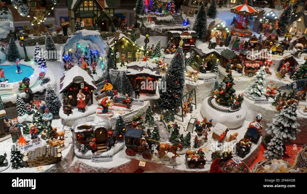 Goettingen, Allemagne - 25 novembre 2019 : décorations de Noël vendues sur le marché de noël à Goettingen, Allemagne. Banque D'Images