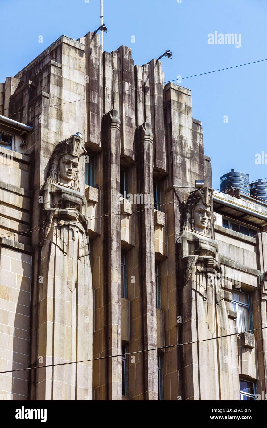 Mumbai, Maharashtra, Inde : New India assurance Building conçu dans le style art déco en 1936 par Master, Sarhe et Bhura, avec le designer artistique N. G. Banque D'Images