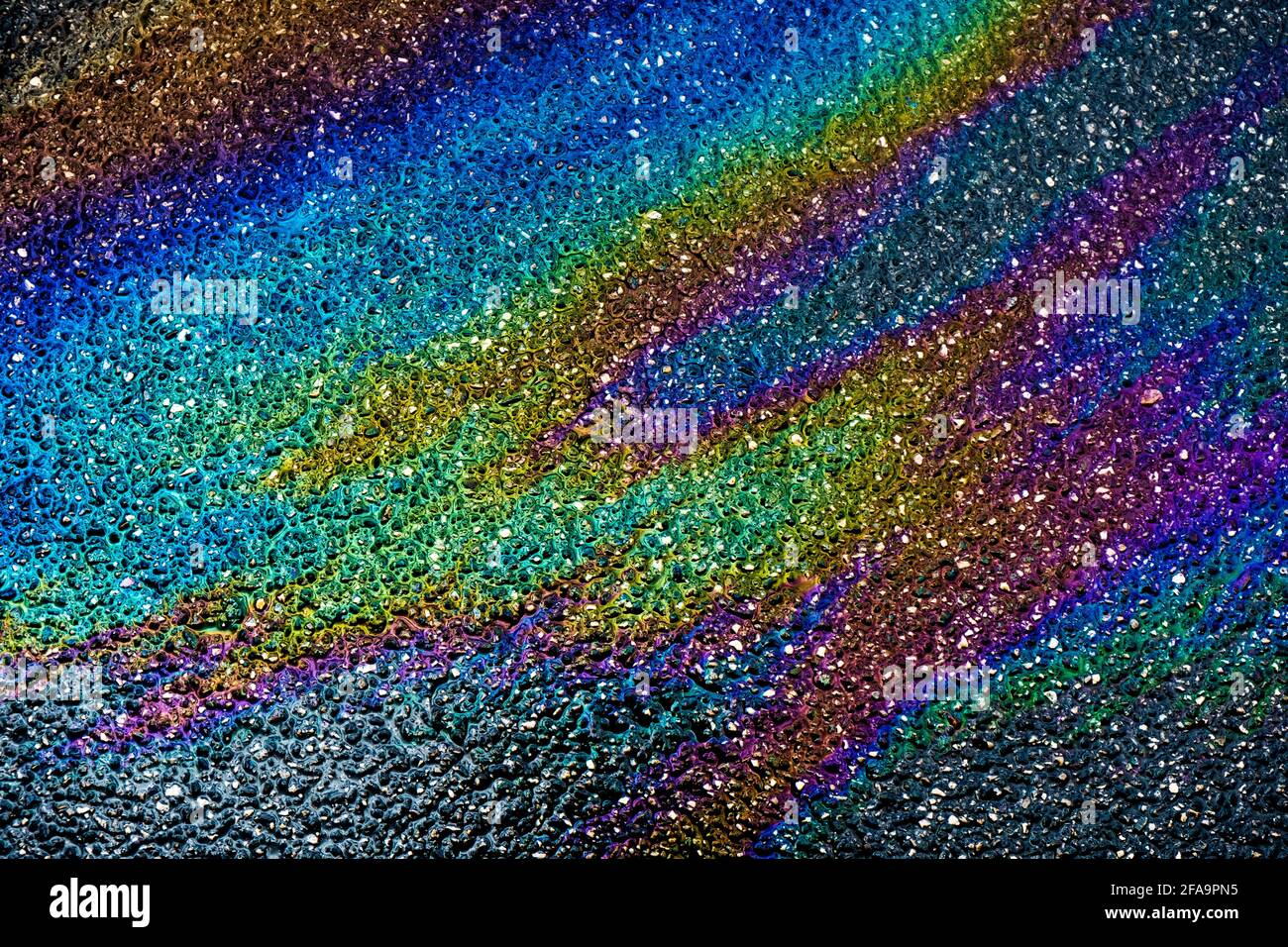 gros plan d'un effet arc-en-ciel sur une flaque d'essence l'asphalte Banque D'Images