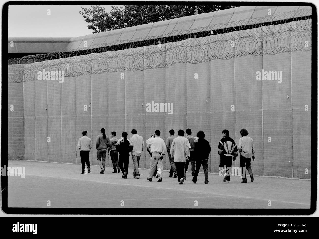 Prison de Hull juillet 1990 Scan effectué en 2021 prison de HM Hull la dernière prison du Royaume-Uni à avoir ‘sleffent’. C'est la raison pour laquelle le photographe a été autorisé à documenter. Photos prises avec autorisation. La prison de Hull a ouvert ses portes en 1870 et est de conception victorienne typique HMP Hull est une prison locale pour hommes de catégorie B située à Kingston upon Hull, dans la circonscription est du Yorkshire, en Angleterre. Le terme « local » signifie que cette prison tient des personnes en détention provisoire devant les tribunaux locaux. La prison est exploitée par le service pénitentiaire de sa Majesté. Banque D'Images