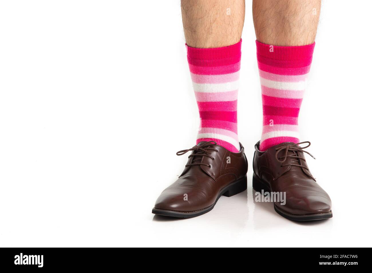 Pieds pour hommes dans des chaussures élégantes et chaussettes drôles  isolées dessus arrière-plan blanc Photo Stock - Alamy