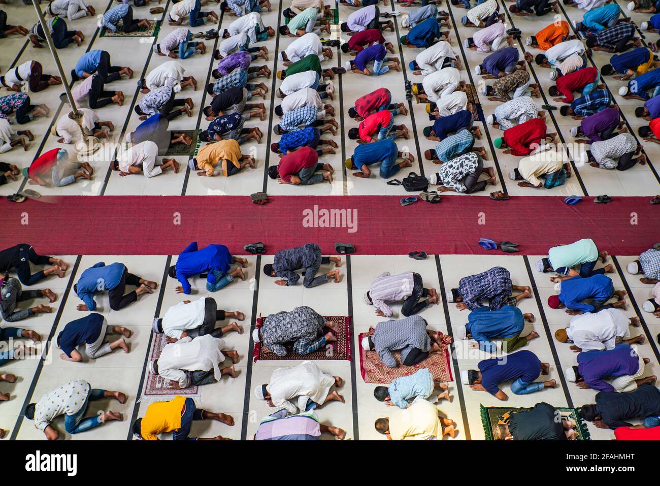 Les musulmans assistent aux prières du vendredi à la mosquée nationale Baitul Mukarram pendant le ramadan. (Photo de Zabed Hasnain Chowdhury / SOPA Images/Sipa USA) Banque D'Images