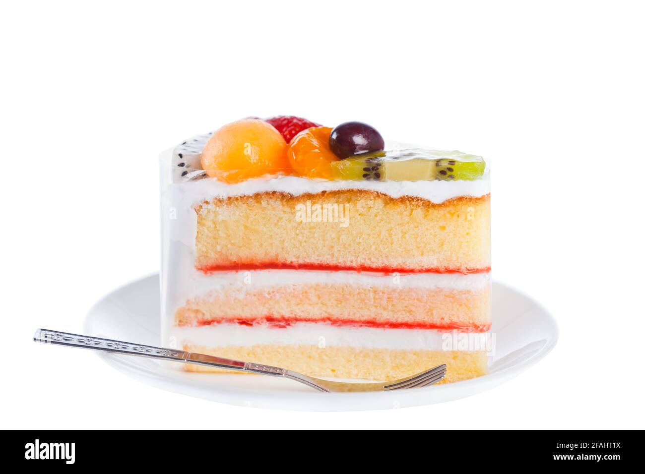 Un beau gâteau sur plat avec des fruits frais sur le dessus, isolé sur fond blanc Banque D'Images