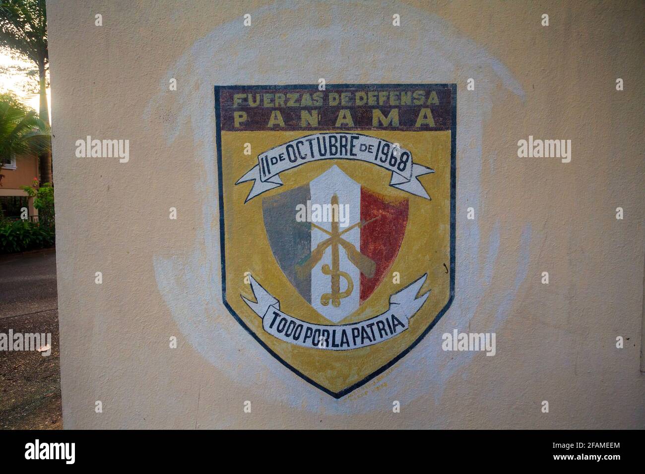 Bannière peinte pour les anciennes forces militaires du Panama sur un mur sur l'ancien poste de police dans la ville de Gamboa, République du Panama, Amérique centrale. Banque D'Images