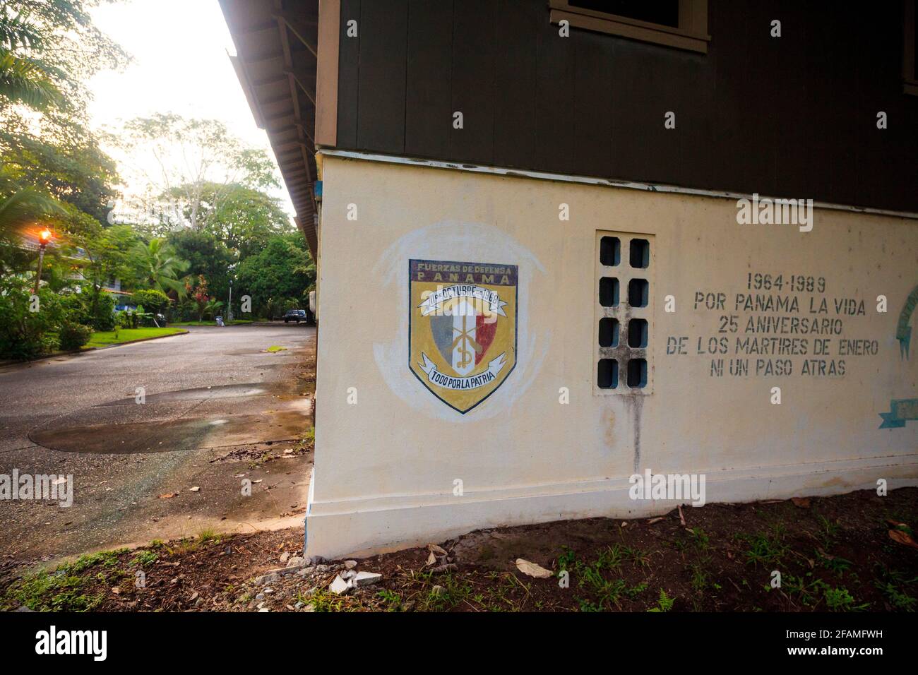 Bannière peinte pour les anciennes forces militaires du Panama sur un mur sur l'ancien poste de police dans la ville de Gamboa, République du Panama, Amérique centrale. Banque D'Images