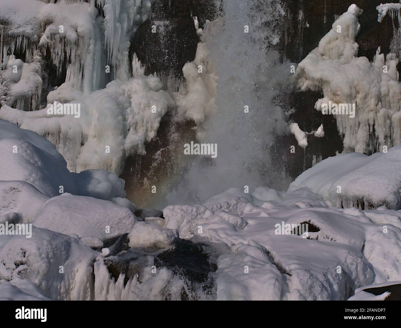 Vue imprenable sur la cascade d'Öxarárfoss dans le canyon rocheux d'Almannagjá dans le parc national de Þingvellir, une partie du cercle d'or, en Islande, en hiver. Banque D'Images