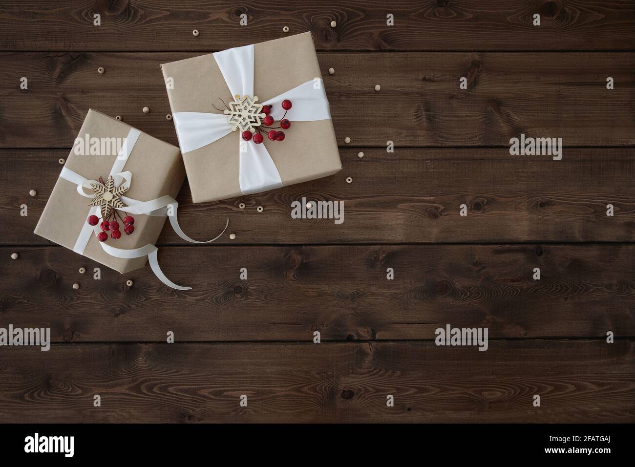 Arrière-plan de Noël avec deux boîtes-cadeaux en bois brun foncé arrière-plan Banque D'Images