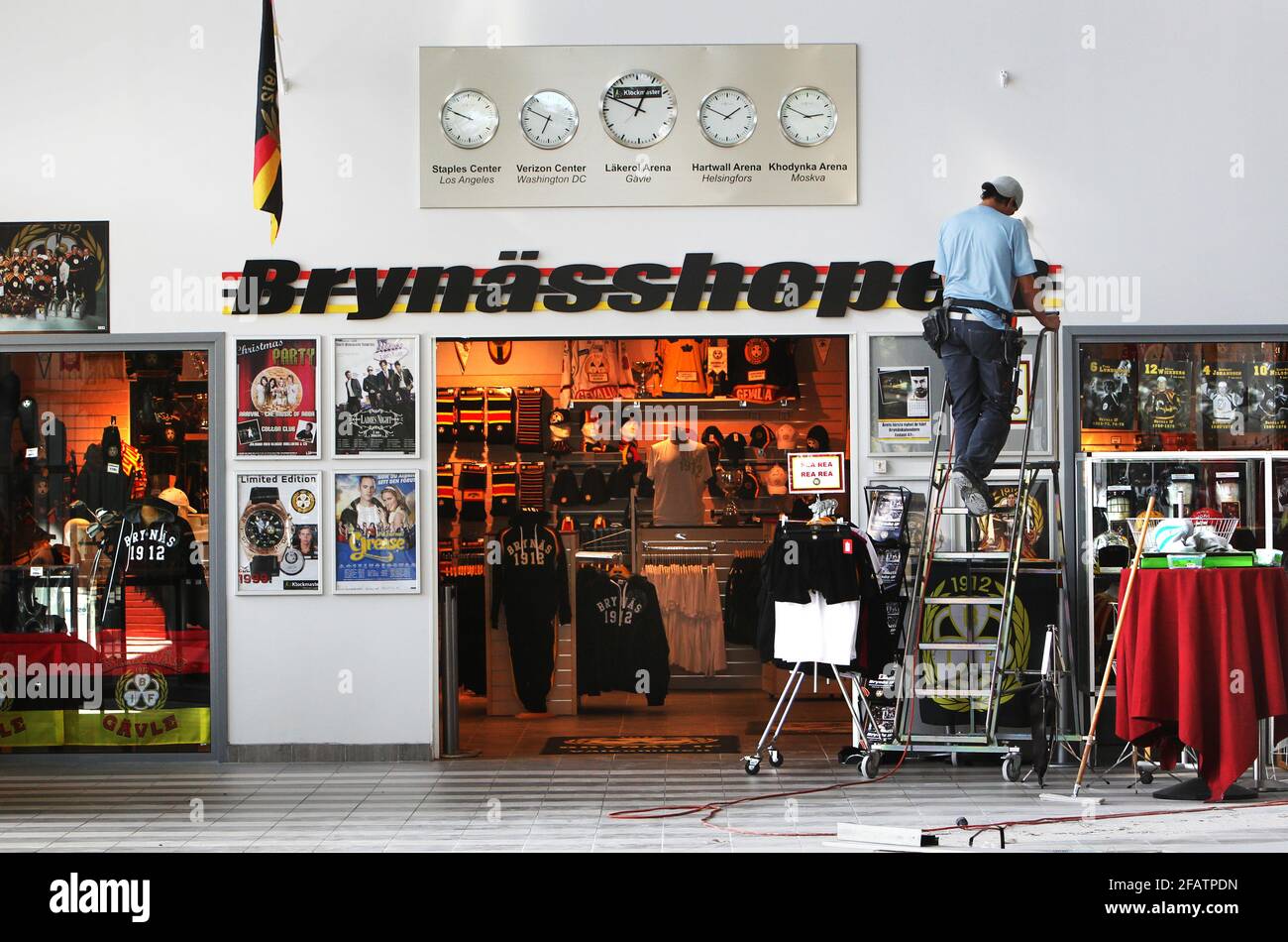 Brynässhopen dans l'arène de Läkerol. Souvenirs pour l'équipe de hockey Brynäs IF. Banque D'Images