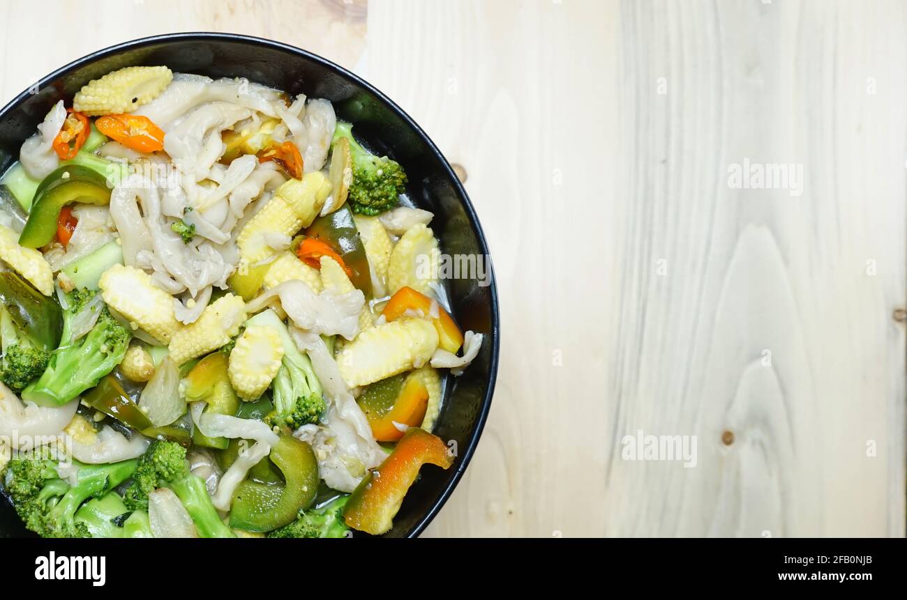 jeunes légumes cay de maïs avec champignons et poivrons Banque D'Images