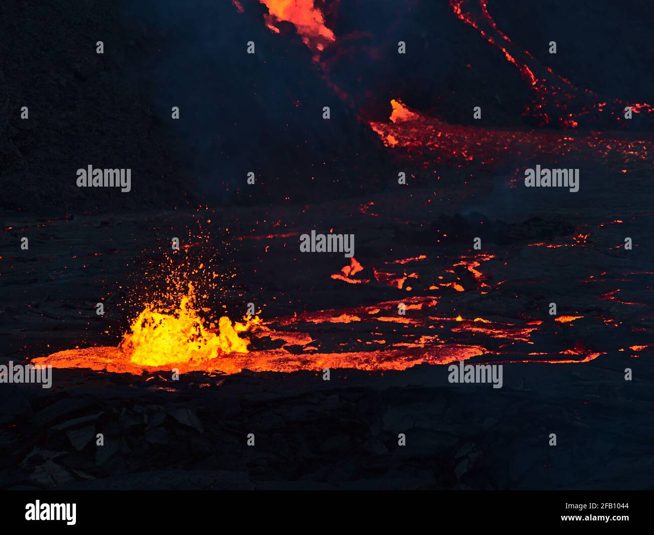 Vue rapprochée de l'éruption volcanique dans la vallée de Geldingadalir près de la montagne Fagralsfjall, Grindavík, péninsule de Reykjanes, sud-ouest de l'Islande avec lave. Banque D'Images