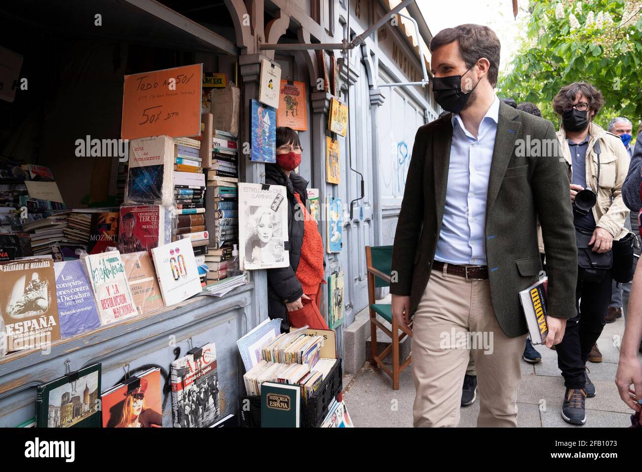 Pablo Casado Blanco, homme politique et chef du Parti populaire visite les stands de livres de Cuesta de Moyano pendant la fête de Sant Jordi. Banque D'Images