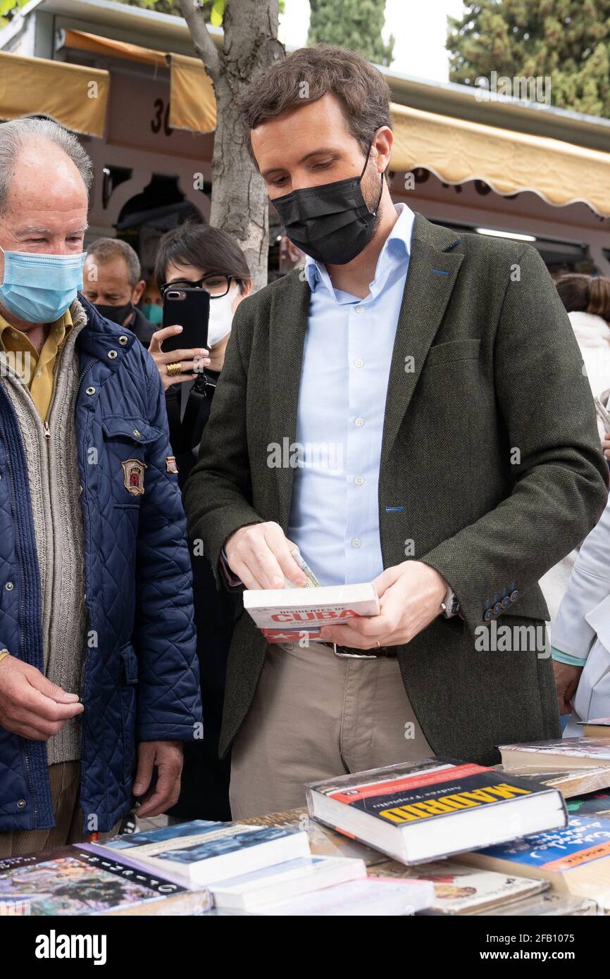 Pablo Casado Blanco, homme politique et chef du Parti populaire visite les stands de livres de Cuesta de Moyano pendant la fête de Sant Jordi. Banque D'Images