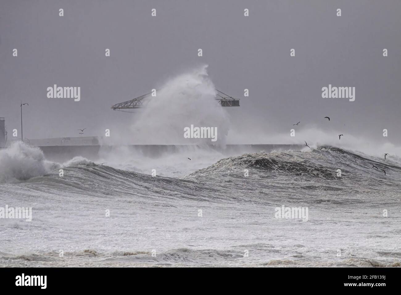 Leixoes port mur nord sous une forte tempête. Bleu ton. Banque D'Images