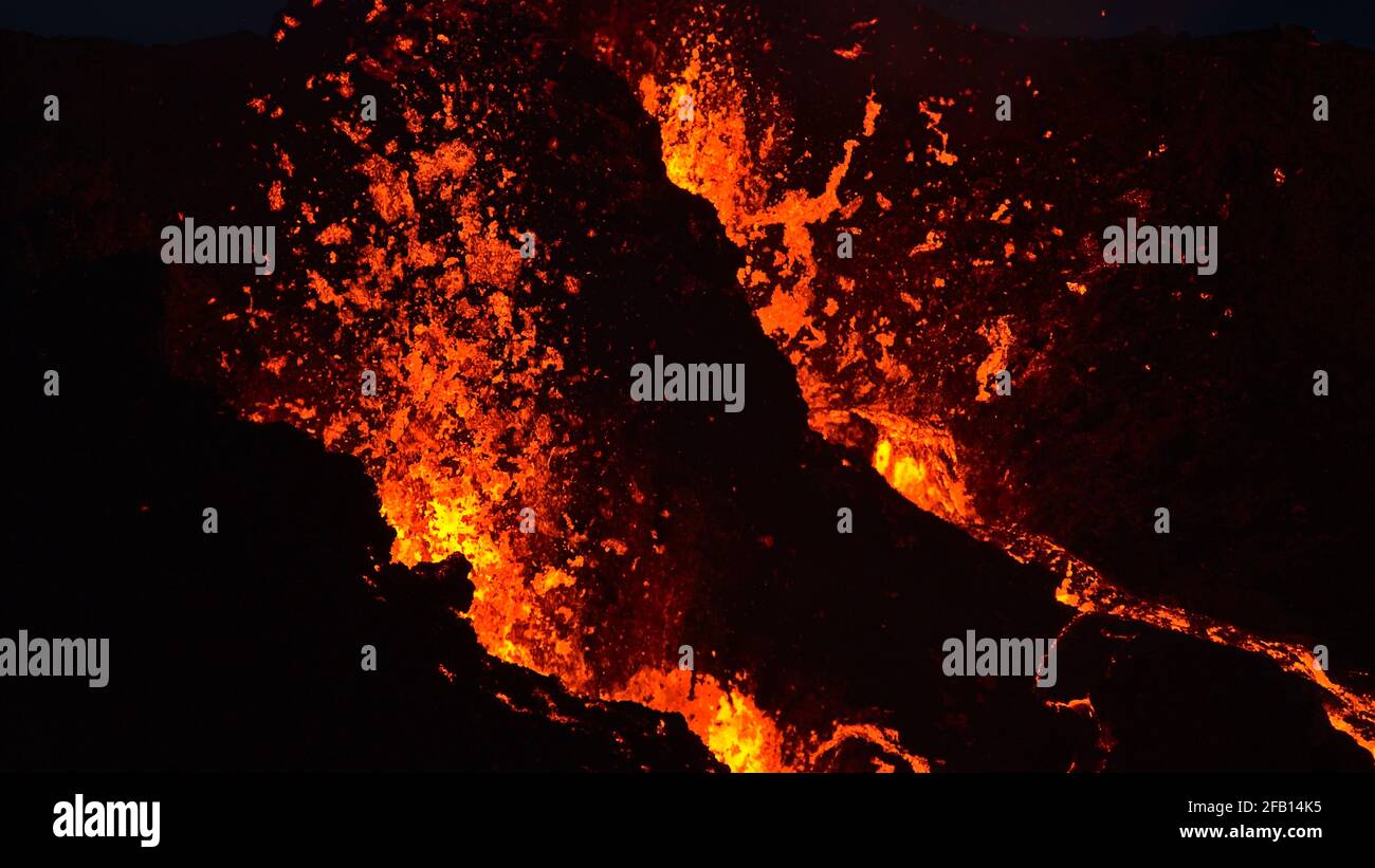 Vue rapprochée d'une éruption volcanique explosive dans la vallée de Geldingadalir près de la montagne Fagralsfjall, Grindavík, péninsule de Reykjanes, sud-ouest de l'Islande. Banque D'Images