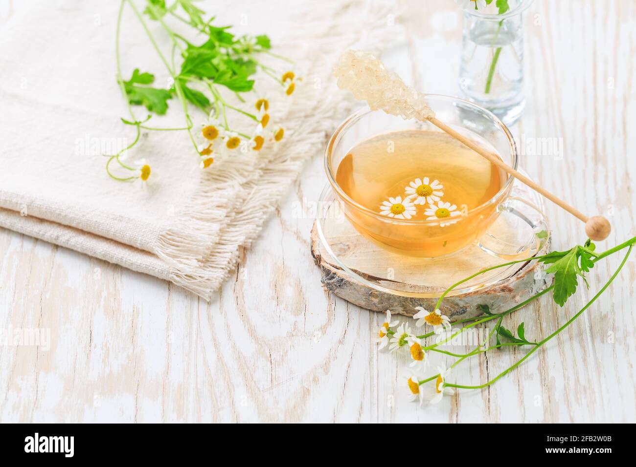 Tasse de thé camomille sur une table de cuisine en bois. Banque D'Images