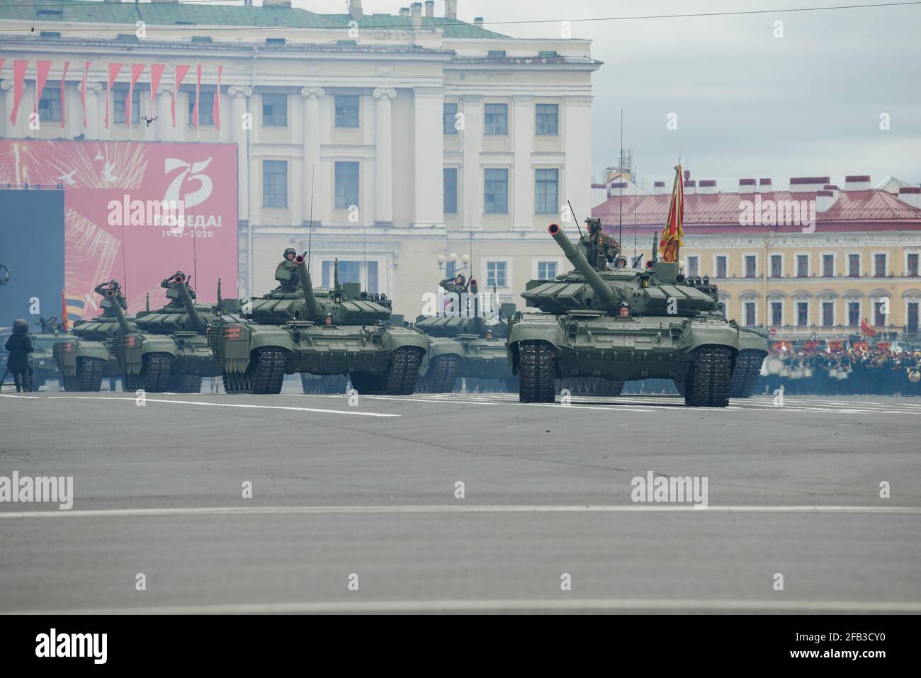 ST. PETERSBOURG, RUSSIE - 20 JUIN 2020 : convoi de chars russes sur la répétition du défilé militaire en l'honneur du jour de la victoire Banque D'Images