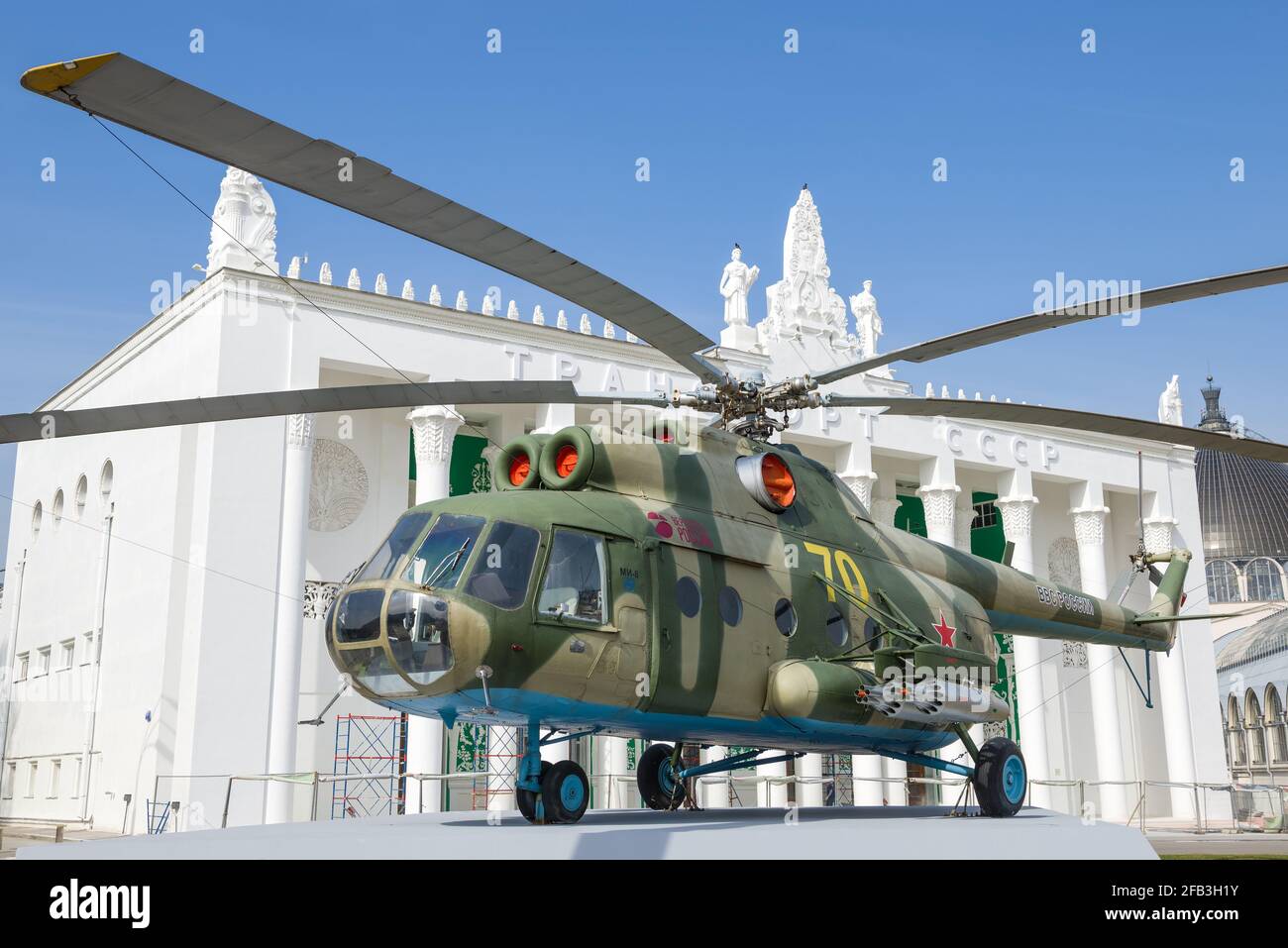 MOSCOU, RUSSIE - 14 AVRIL 2021 : hélicoptère multi-usage soviétique mi-8 sur fond de pavillon de transport de l'exposition tout-russe Banque D'Images