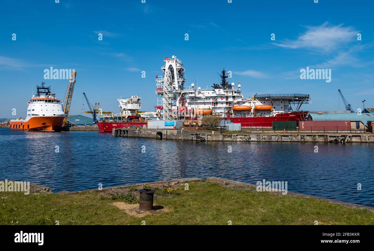 Navires d'approvisionnement offshore de l'industrie pétrolière, Sea Gull & Seawell amarré dans le port de Leith Dock à Sunshine, Edimbourg, Écosse, Royaume-Uni Banque D'Images