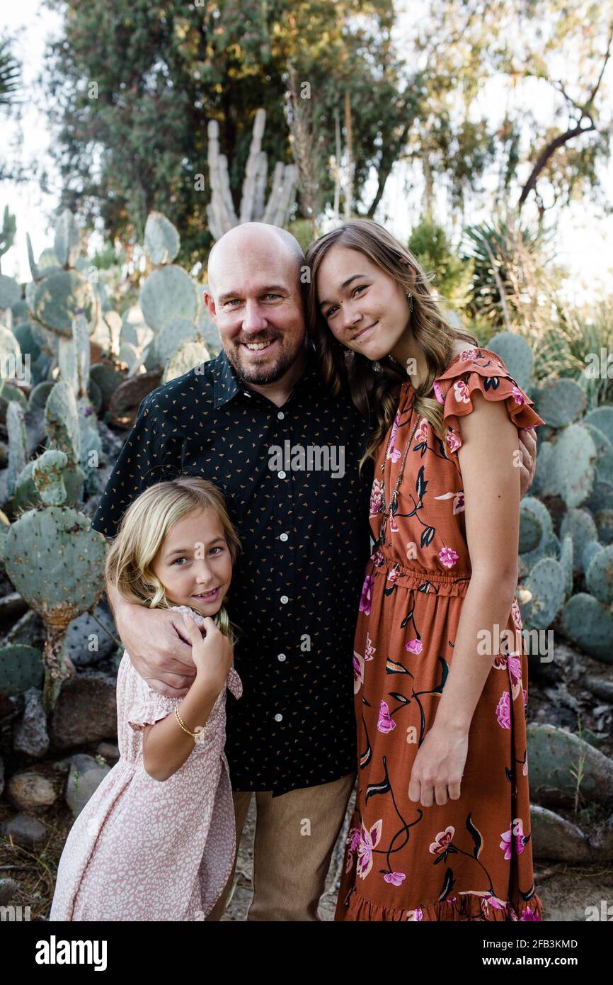 Père et filles dans Desert Garden à San Diego Banque D'Images