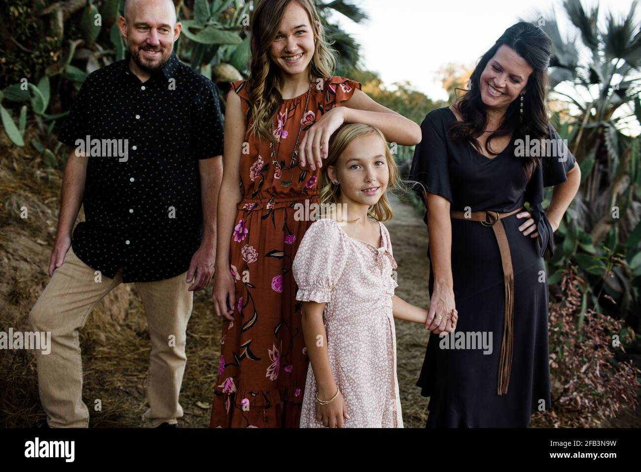 Famille de quatre personnes posant dans Desert Garden à San Diego Banque D'Images