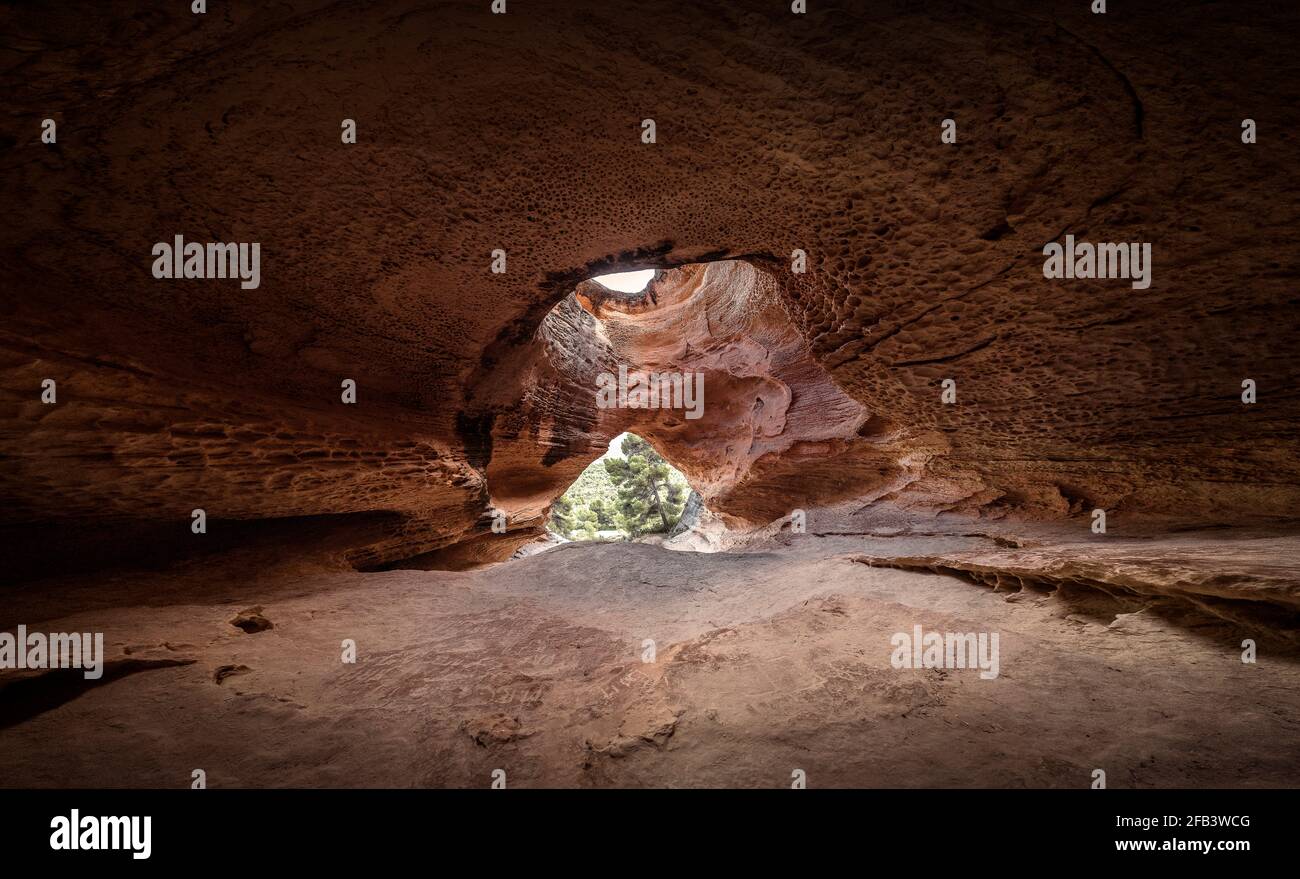 Image d'une grotte avec une grande entrée et un trou ou fenêtre en haut Banque D'Images