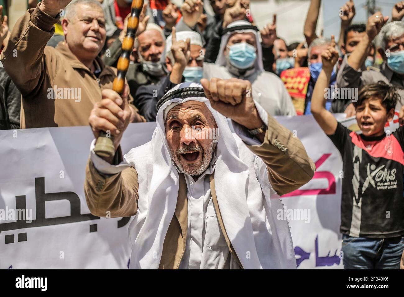 Un homme âgé tient son bâton de marche en scandant des slogans, lors d'un rassemblement dans le camp de Jabalia, dans le nord de la bande de Gaza, après des affrontements nocturnes à Jérusalem-est, Annexé par Israël.les autorités ont indiqué que plus de 100 Palestiniens et 20 policiers israéliens ont été blessés lors d'affrontements dans la nuit à Jérusalem-est occupée lorsque des violences ont éclaté à l'extérieur de l'entrée de la vieille ville fortifiée, après que la police ait empêché l'accès à certaines zones où les Palestiniens se rassemblent généralement en grand nombre pendant le ramadan. Les tensions se sont exacerbées avec l'arrivée des Juifs de l'extrême droite à la fin d'une marche, au cours de laquelle th Banque D'Images