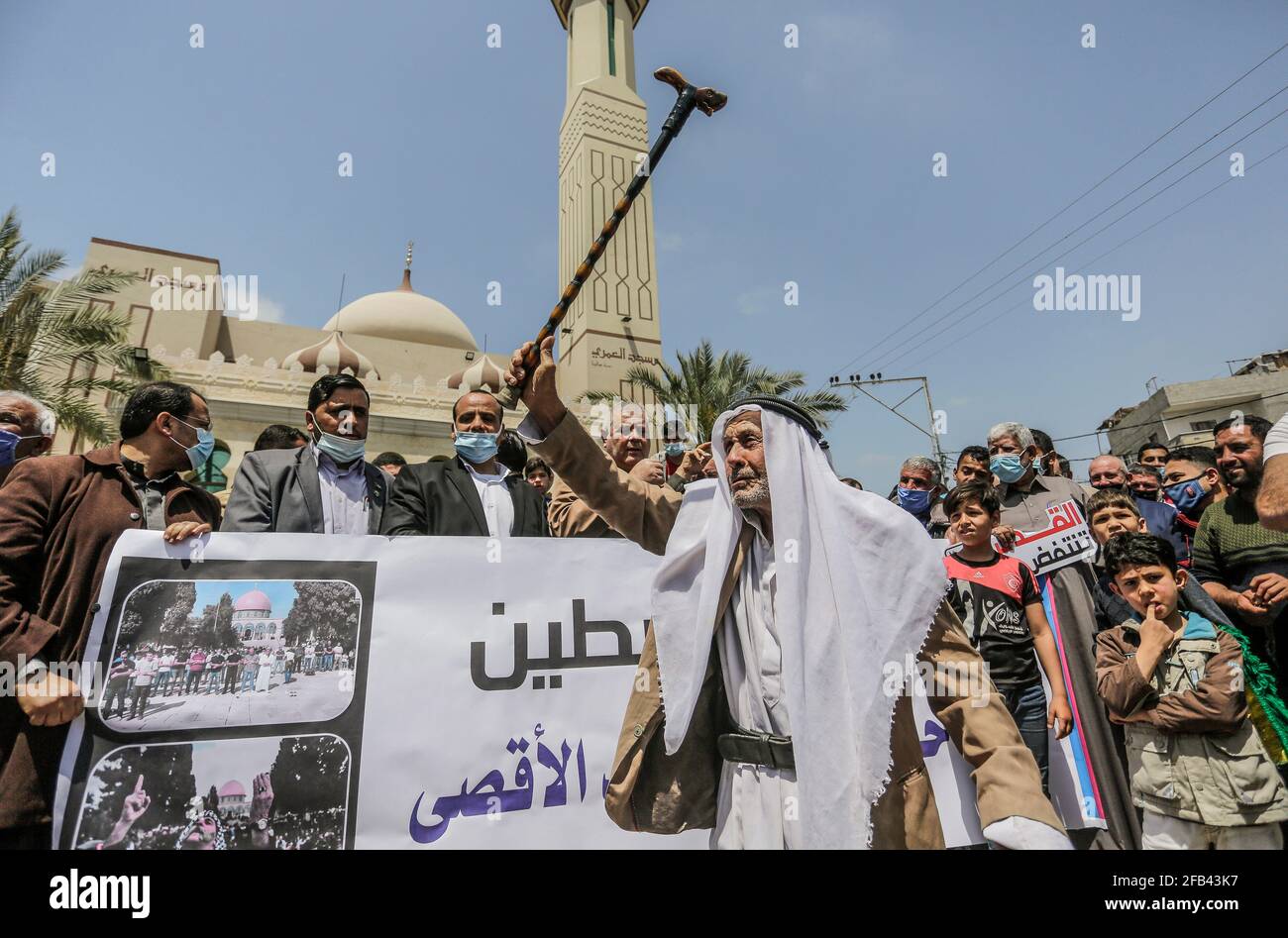 Un homme âgé tient son bâton de marche en scandant des slogans, lors d'un rassemblement dans le camp de Jabalia, dans le nord de la bande de Gaza, après des affrontements nocturnes à Jérusalem-est, Annexé par Israël.les autorités ont indiqué que plus de 100 Palestiniens et 20 policiers israéliens ont été blessés lors d'affrontements dans la nuit à Jérusalem-est occupée lorsque des violences ont éclaté à l'extérieur de l'entrée de la vieille ville fortifiée, après que la police ait empêché l'accès à certaines zones où les Palestiniens se rassemblent généralement en grand nombre pendant le ramadan. Les tensions se sont exacerbées avec l'arrivée des Juifs de l'extrême droite à la fin d'une marche, au cours de laquelle th Banque D'Images