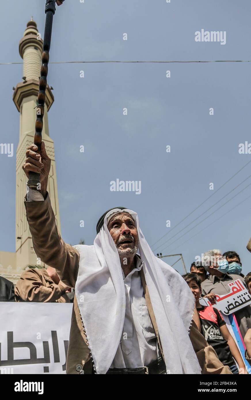 Un homme âgé tient son bâton de marche en scandant des slogans, lors d'un rassemblement dans le camp de Jabalia, dans le nord de la bande de Gaza, après des affrontements nocturnes à Jérusalem-est, Annexé par Israël.les autorités ont indiqué que plus de 100 Palestiniens et 20 policiers israéliens ont été blessés lors d'affrontements dans la nuit à Jérusalem-est occupée lorsque des violences ont éclaté à l'extérieur de l'entrée de la vieille ville fortifiée, après que la police ait empêché l'accès à certaines zones où les Palestiniens se rassemblent généralement en grand nombre pendant le ramadan. Les tensions se sont exacerbées avec l'arrivée des Juifs de l'extrême droite à la fin d'une marche, au cours de laquelle th Banque D'Images