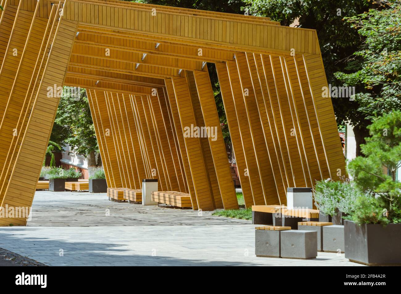 Espace de loisirs sur la rue piétonne d'été, décorations en bois Banque D'Images