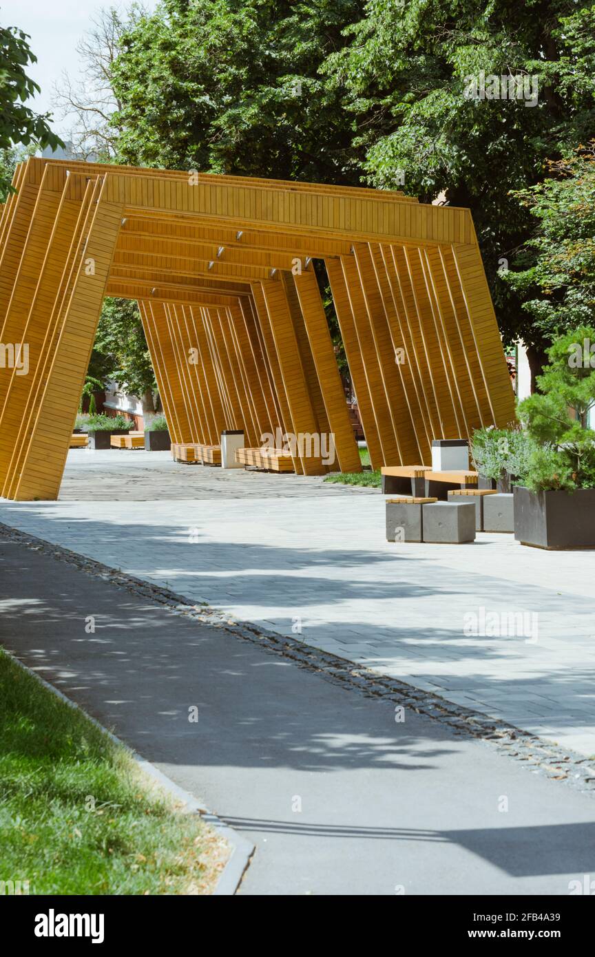 Espace de loisirs sur la rue piétonne d'été, décorations en bois Banque D'Images