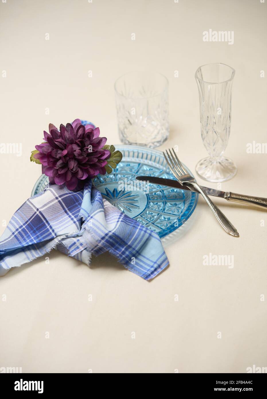 ronds de serviettes faits main avec fleurs artificielles Banque D'Images