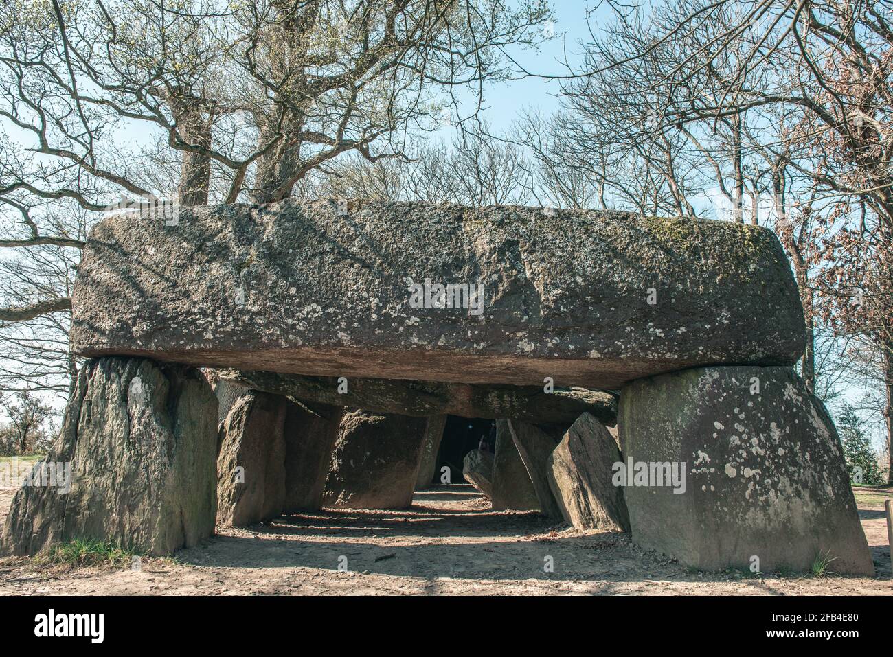 Immense pierre à l'entrée du plus grand dolem dedans le millepertuis à la roche aux fees en bretagne Banque D'Images