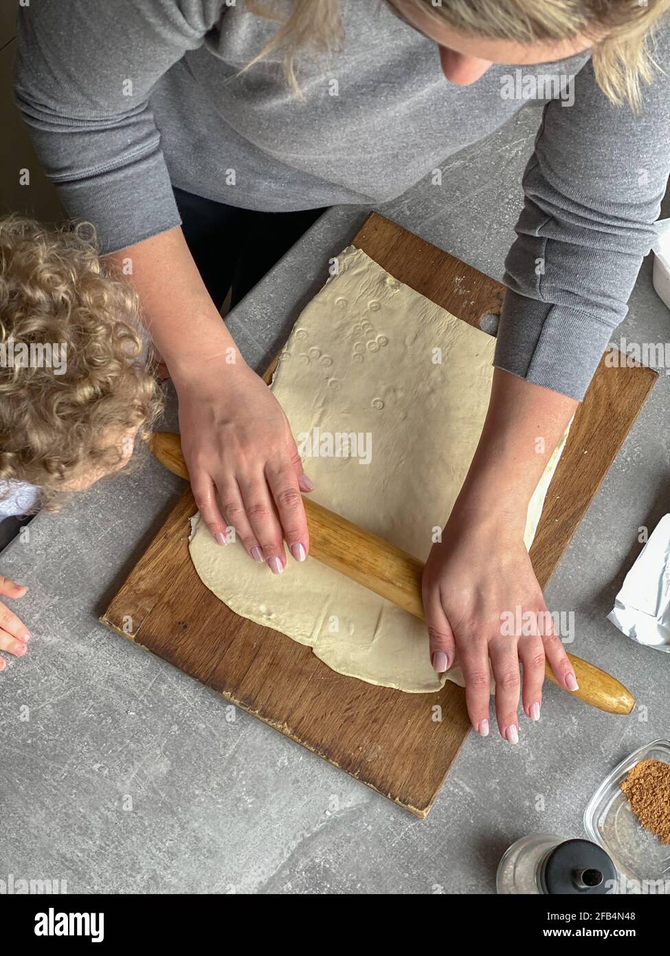 maman et son fils font des petits pains à partir de la pâte Banque D'Images
