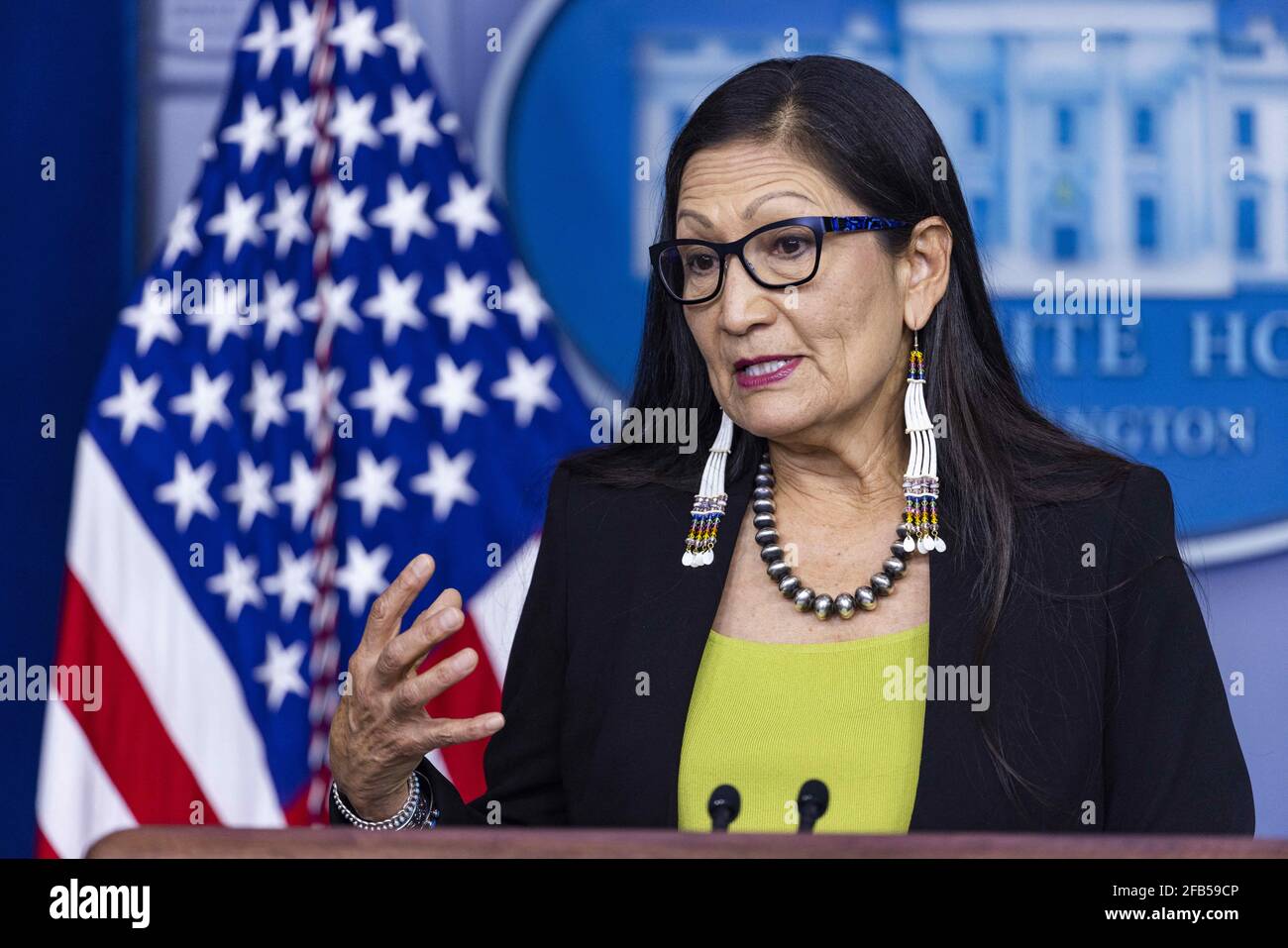 Deb Haaland, Secrétaire DE l'intérieur DES ÉTATS-UNIS, fait un exposé aux membres des médias dans la salle de presse de la Maison Blanche à Washington, DC, USA, le 23 avril 2021. M. Haaland a parlé des objectifs d'émission du président Bidenâi, ainsi que de la création d'une commission pour réduire la violence contre les femmes autochtones américaines. Banque D'Images