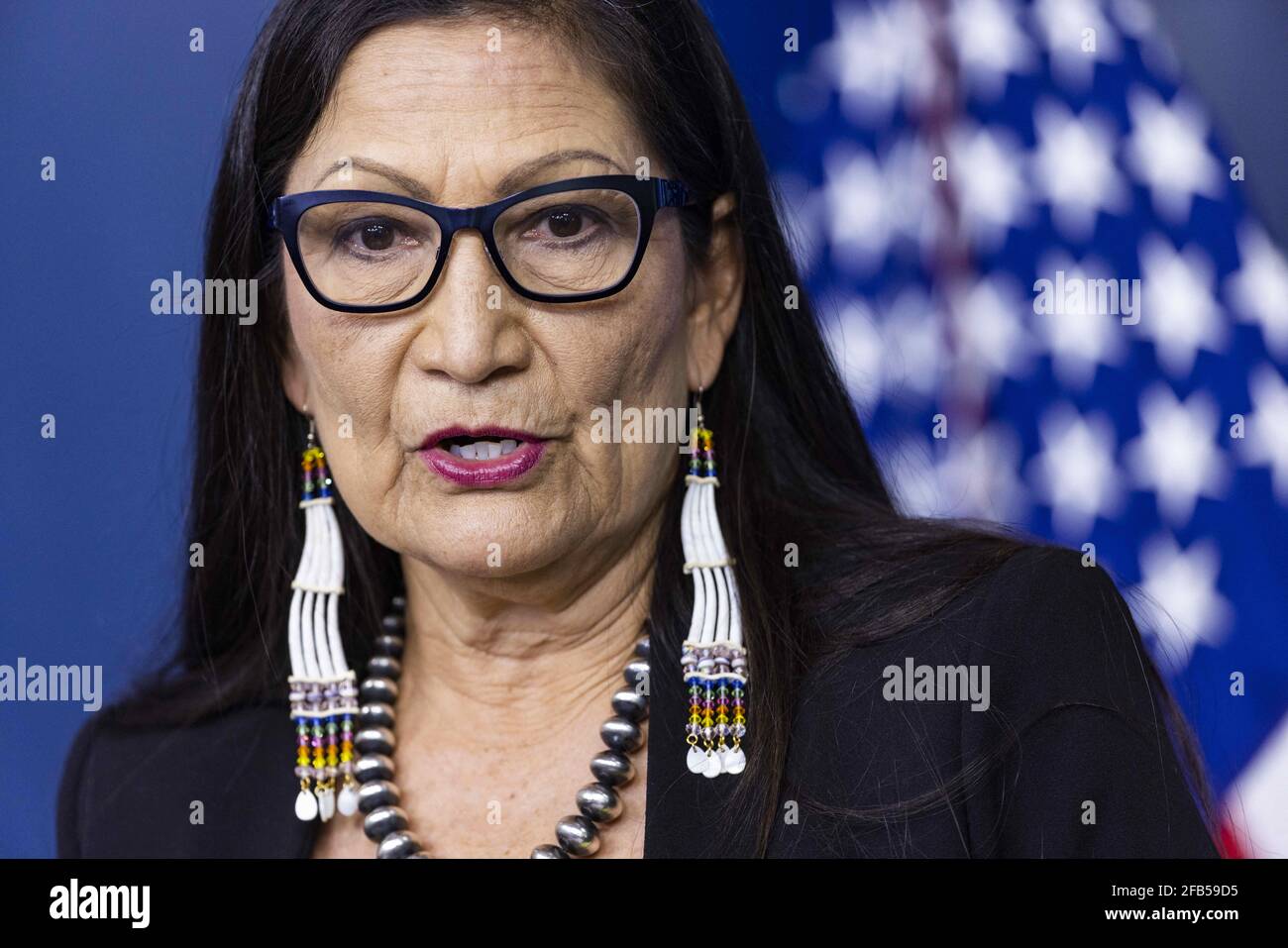 Deb Haaland, Secrétaire DE l'intérieur DES ÉTATS-UNIS, fait un exposé aux membres des médias dans la salle de presse de la Maison Blanche à Washington, DC, USA, le 23 avril 2021. M. Haaland a parlé des objectifs d'émission du président Bidenâi, ainsi que de la création d'une commission pour réduire la violence contre les femmes autochtones américaines. Banque D'Images