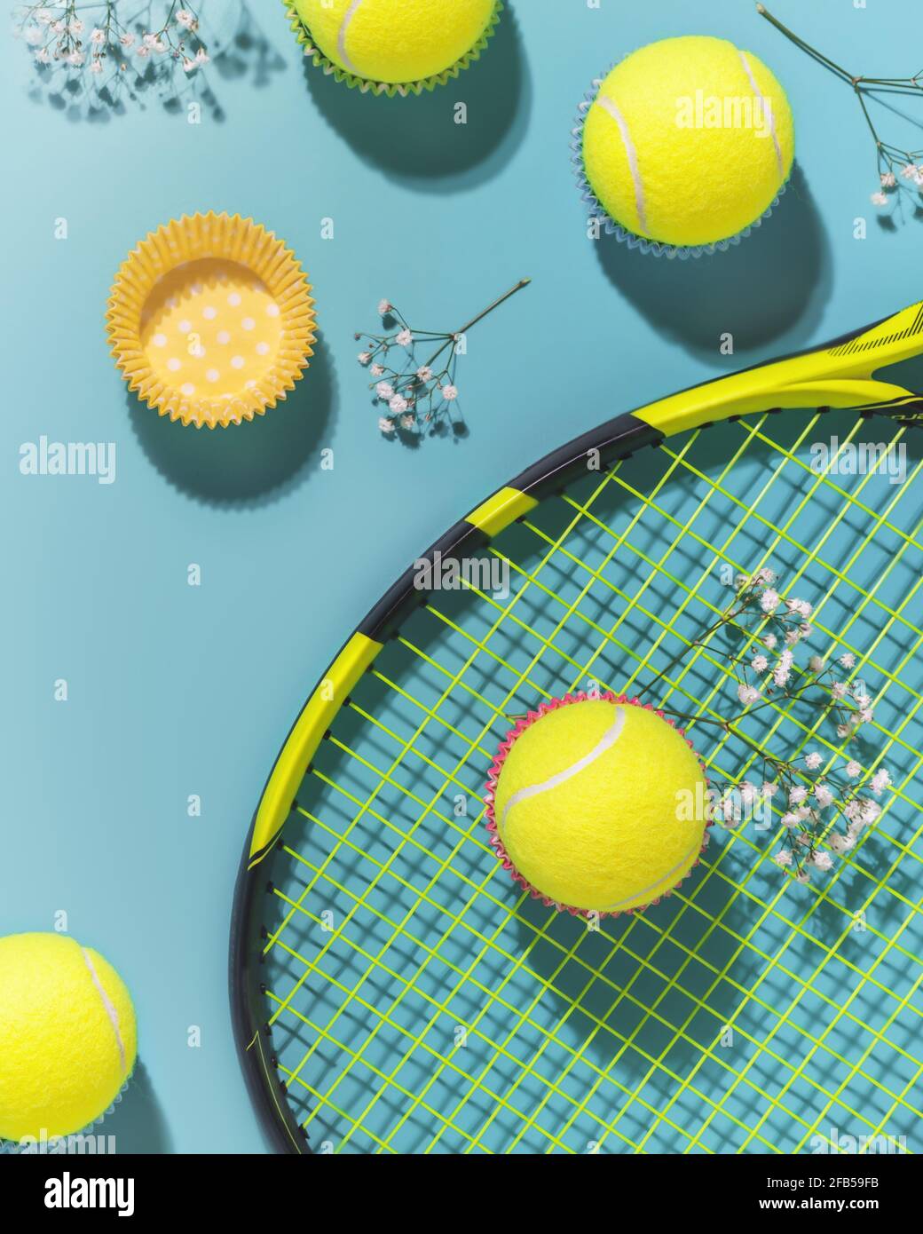 Composition sportive de Holliday avec balles de tennis jaunes et raquette sur fond bleu d'un court de tennis dur. Le sport et un mode de vie sain. Le concept de Banque D'Images