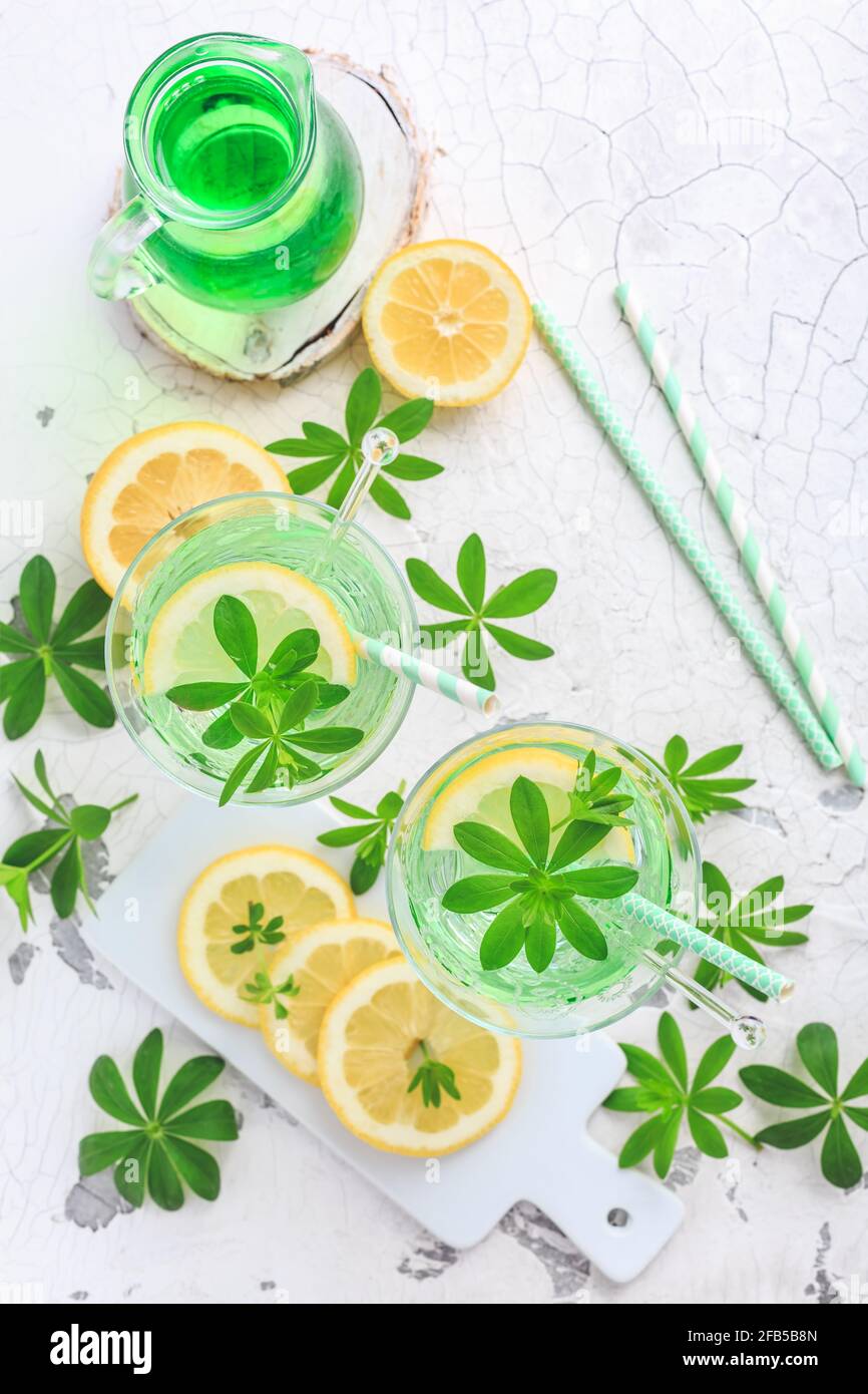 Limonade maison avec doux Woodruff et citron (Galium odoratum) Banque D'Images