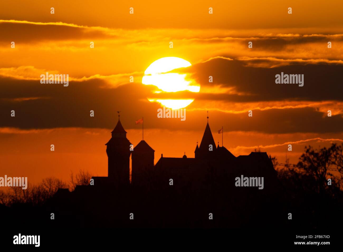La silhouette du château de Kaiserburg à Nuremberg avec le le soleil se couche derrière Banque D'Images