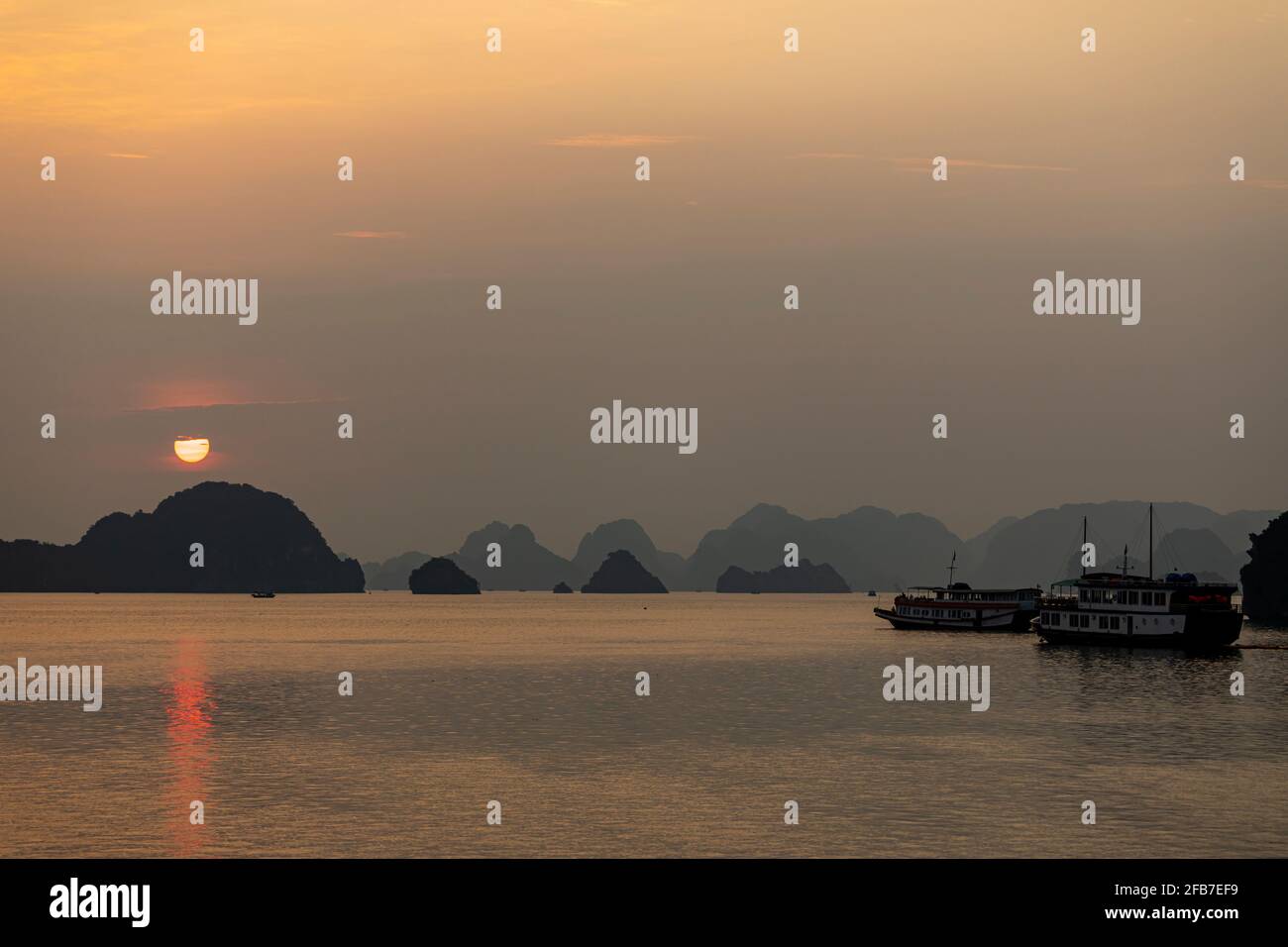 Coucher de soleil dans la baie de Halong du Vietnam Banque D'Images