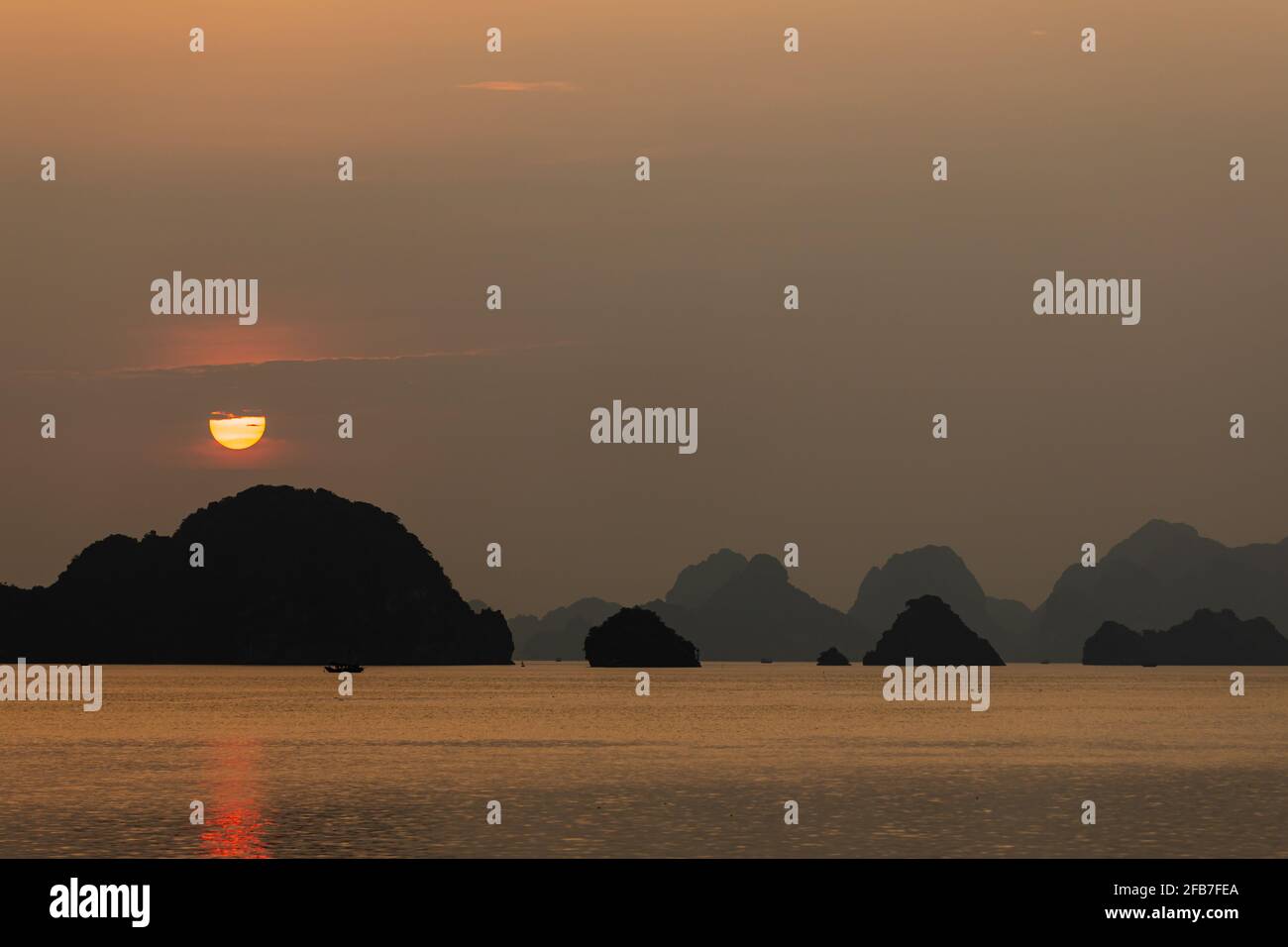 Coucher de soleil dans la baie de Halong du Vietnam Banque D'Images