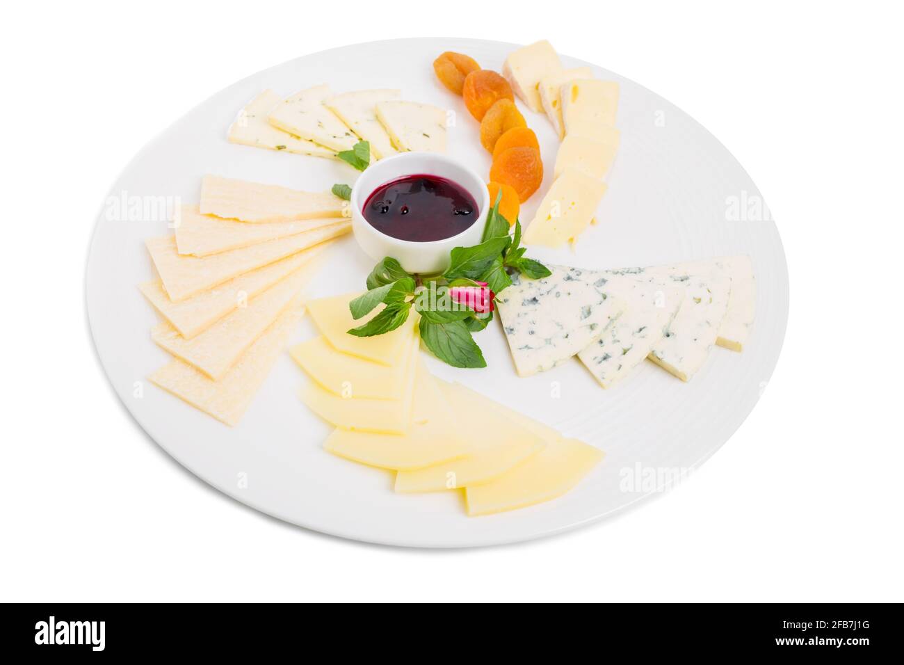 Délicieux plateau de fromages italiens avec abricots séchés et sauce aux baies sucrées. Isolé sur un fond blanc. Banque D'Images