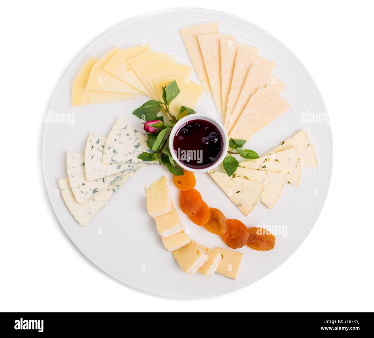 Délicieux plateau de fromages italiens avec abricots séchés et sauce aux baies sucrées. Isolé sur un fond blanc. Banque D'Images
