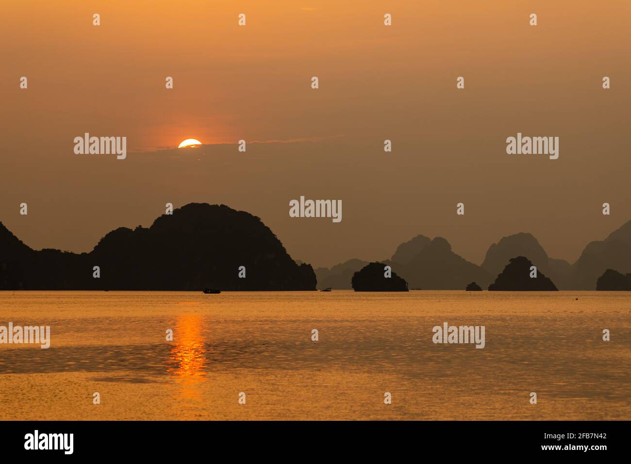 Coucher de soleil dans la baie de Halong du Vietnam Banque D'Images