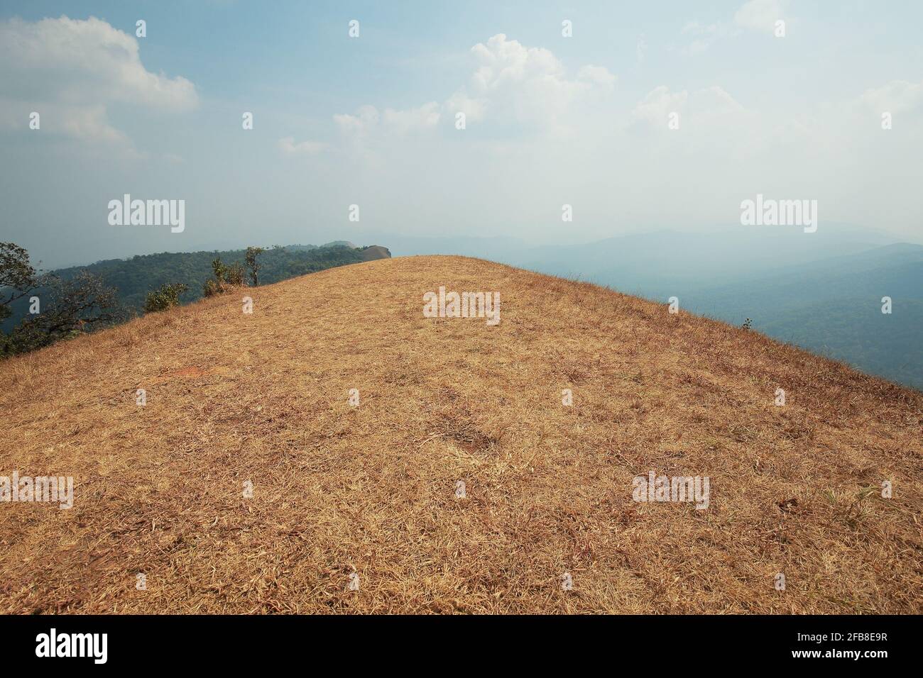 Le point le plus haut a des montagnes et le ciel comme arrière-plan. Banque D'Images