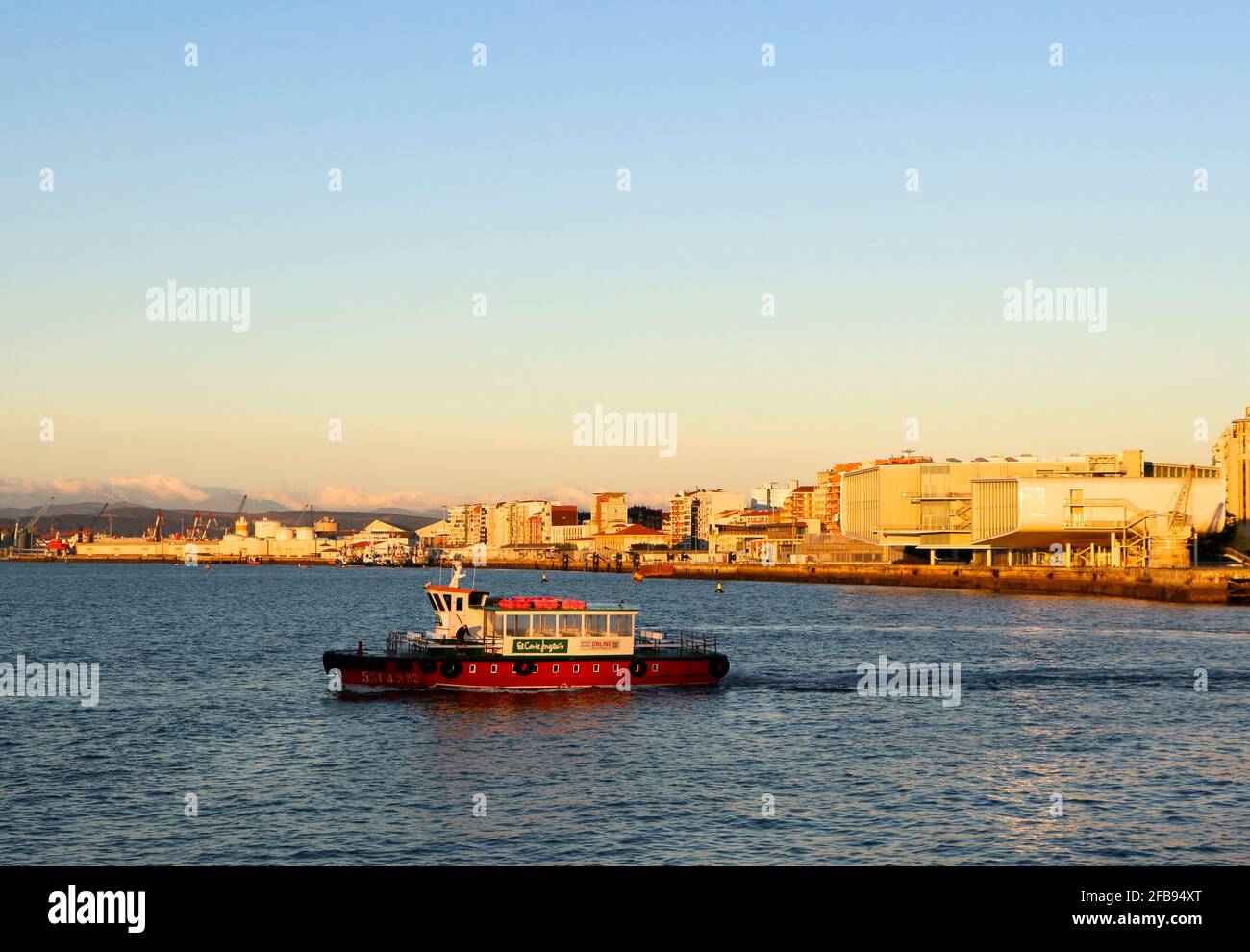 Regina ferry service régulier traversée de la baie Santander Cantabria Espagne début de printemps matin calme mer Banque D'Images