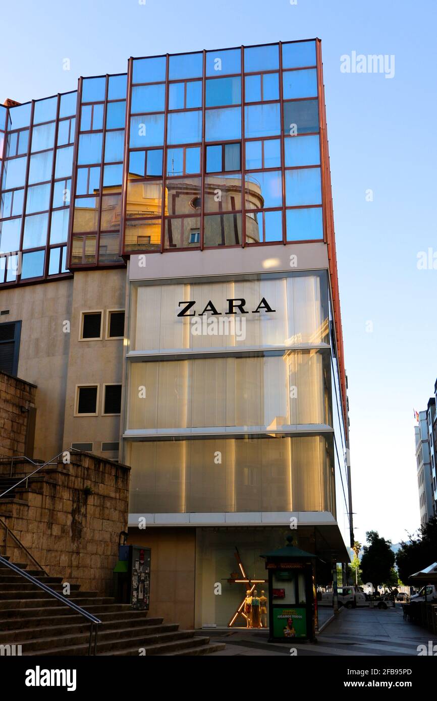 Fermé grande boutique de vêtements de marque Zara dans le centre-ville de  Santander Cantabria Espagne au début de la matinée du printemps Photo Stock  - Alamy