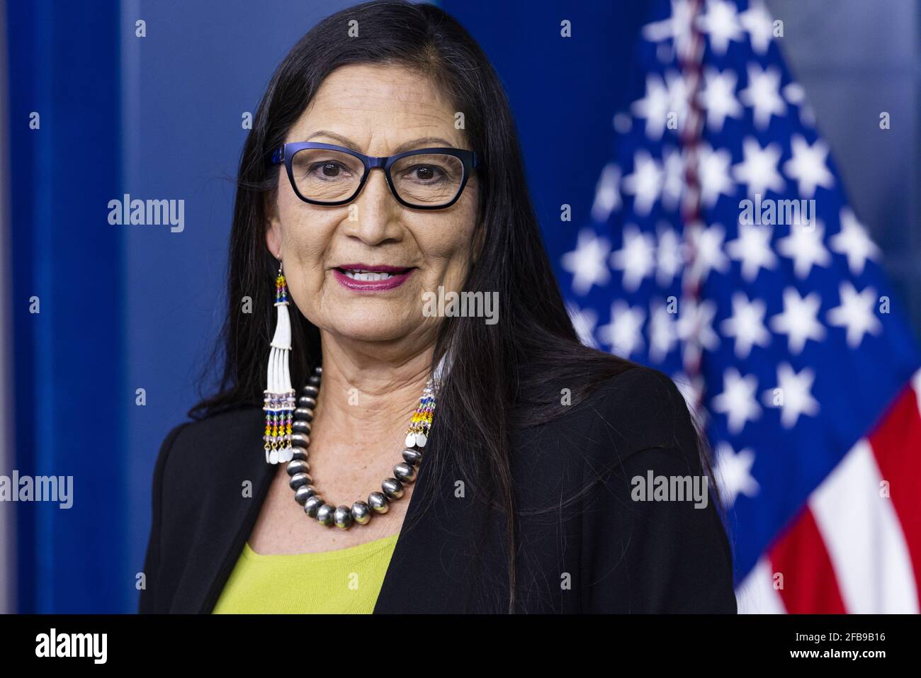 Washington, États-Unis. 23 avril 2021. Le secrétaire AMÉRICAIN à l'intérieur Deb Haaland fait un exposé aux médias dans la salle d'information de la Maison Blanche à Washington, DC, le vendredi 2021 avril. Haaland a parlé des objectifs d'émission du président Biden, ainsi que de la création d'une commission pour réduire la violence contre les femmes autochtones américaines. Photo de Jim Lo Scalzo/UPI crédit: UPI/Alay Live News Banque D'Images