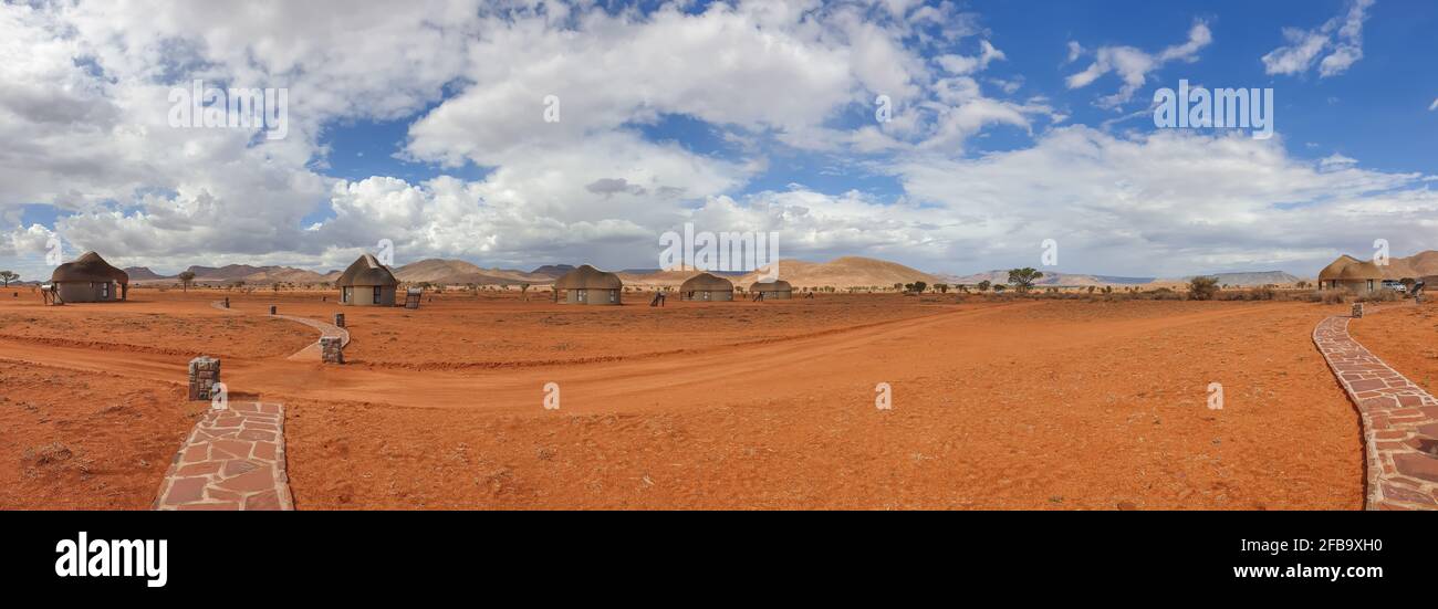 PARC NAMIB NAUKLUFT, NAMIBIE - JANVIER 06. 2021: Nous Kebi Safari Lodge - maison en toit de chaume au parc national Namib Naukluft, près de Sossusvlei Banque D'Images