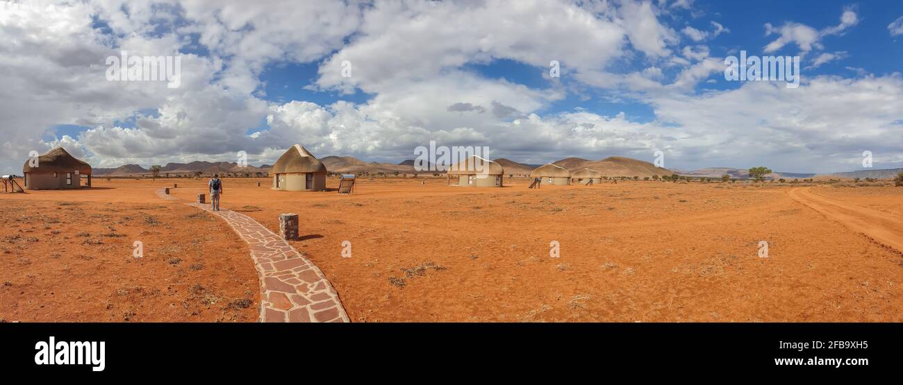 PARC NAMIB NAUKLUFT, NAMIBIE - JANVIER 06. 2021: Nous Kebi Safari Lodge - maison en toit de chaume au parc national Namib Naukluft, près de Sossusvlei Banque D'Images